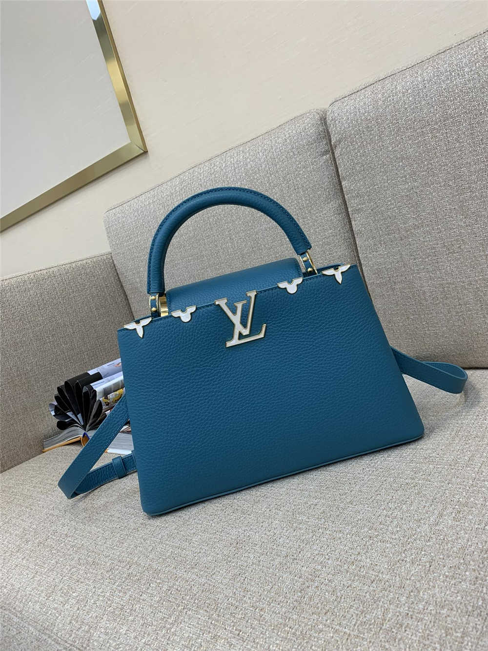 Louis Vuitton CAPUCINES M23766  size：31.5x20x11cm 2025 new 